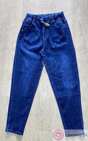 Джинсы женские на резинке с вышивкой в виде надписи купить оптом