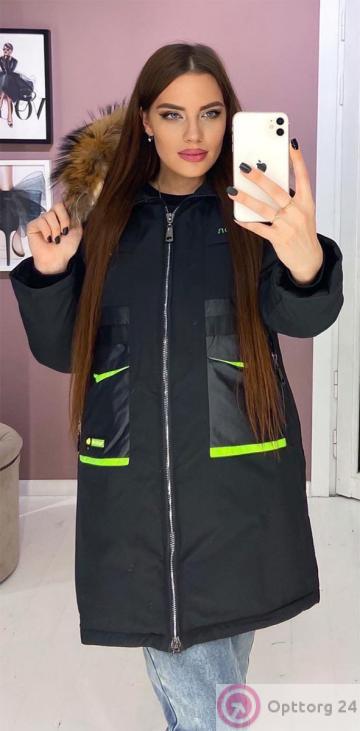 Куртка зимняя женская с натуральным мехом с яркими вставками купить оптом