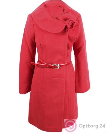 Женское пальто красного цвета с  широким воротом и цветком. купить оптом