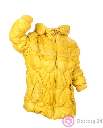 Куртка для девочки желтого цвета со вставками из натурального меха купить оптом