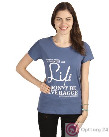 Женская футболка синего цвета с белой надписью на передней части. купить оптом