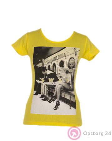 Женская футболка желтого цвета с картинкой "поездка в метро" купить оптом