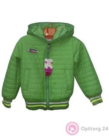 Куртка детская зеленого цвета с лейблом на груди купить оптом