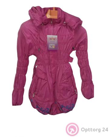 Плащ детский темно-розового цвета с надписью снизу купить оптом