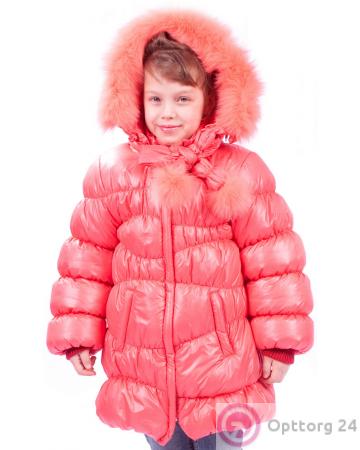 Пуховик для девочки нежно-розового цвета с помпонами купить оптом