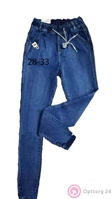 Джинсы женские с нашивкой около кармана купить оптом