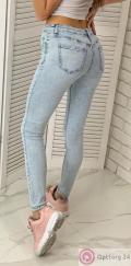 Джинсы женские с эффектом варенки светло-голубого цвета купить оптом
