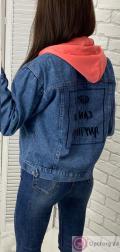 Куртка женская джинсовая с надписью на спине купить оптом